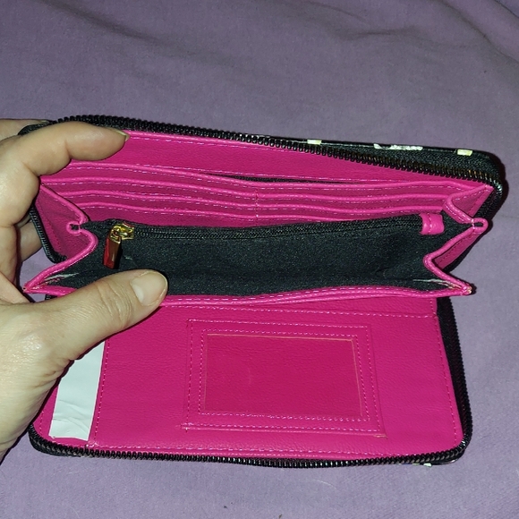 Betsey Johnson Skull &Lip & Bow Print. Full Size Zipper Wallet & Wrist Strap - Picture 5 of 12